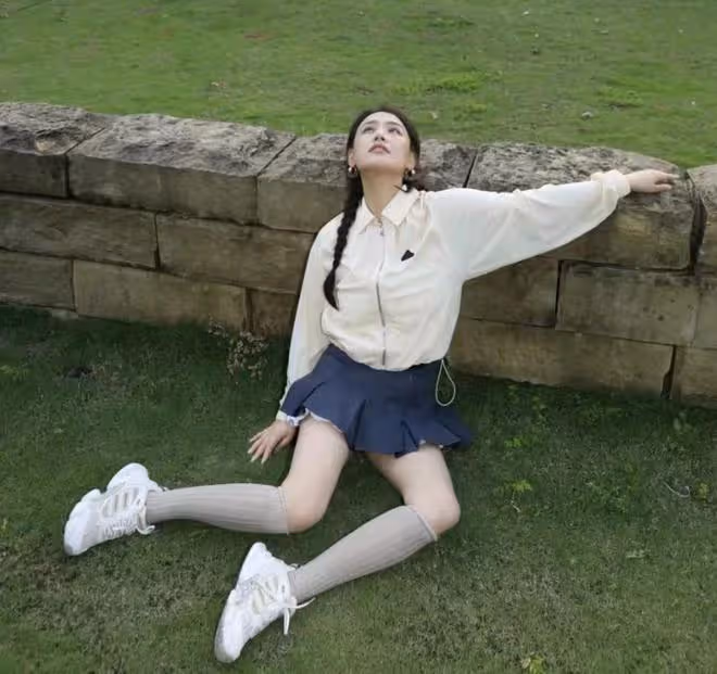 36歲馬思純近照曝光,扎雙麻花辮穿超短裙,瘦身成功後越來越少女