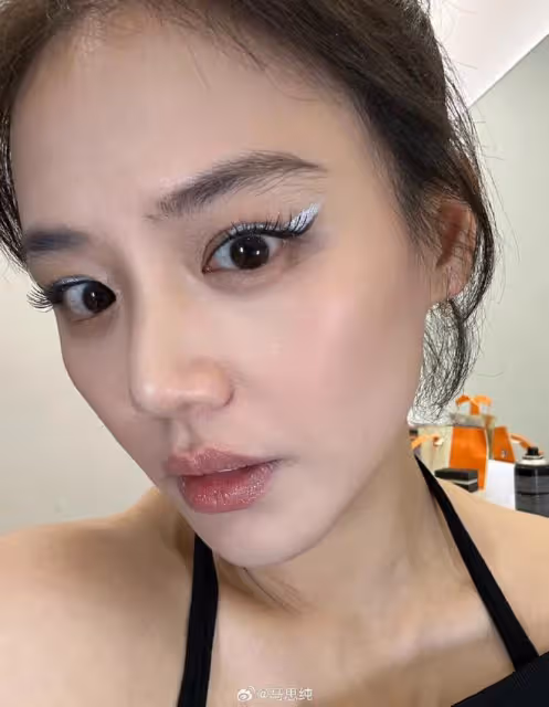 36歲馬思純近照曝光,扎雙麻花辮穿超短裙,瘦身成功後越來越少女