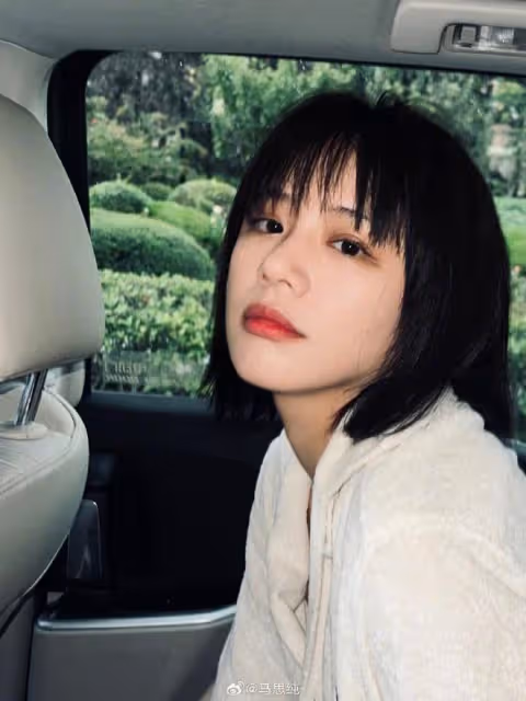 36歲馬思純近照曝光,扎雙麻花辮穿超短裙,瘦身成功後越來越少女