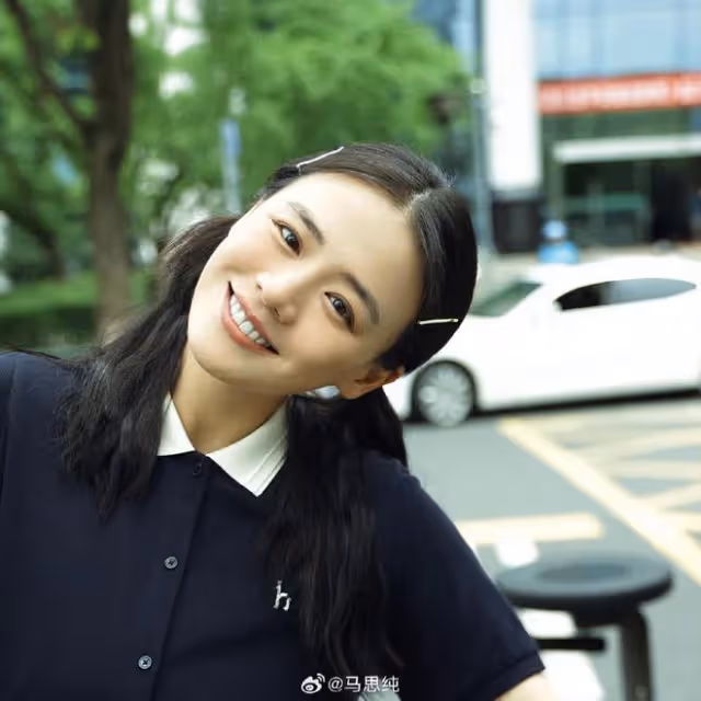36歲馬思純近照曝光,扎雙麻花辮穿超短裙,瘦身成功後越來越少女
