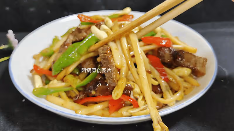 香椿韭菜靠邊站!穀雨後這菜使勁吃,配牛肉一炒,吃出大營養,一道神級下飯菜