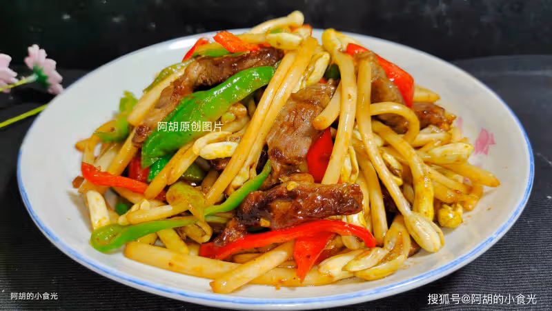 香椿韭菜靠邊站!穀雨後這菜使勁吃,配牛肉一炒,吃出大營養,一道神級下飯菜