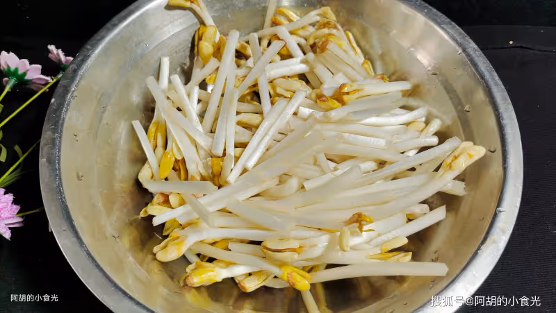 香椿韭菜靠邊站!穀雨後這菜使勁吃,配牛肉一炒,吃出大營養,一道神級下飯菜