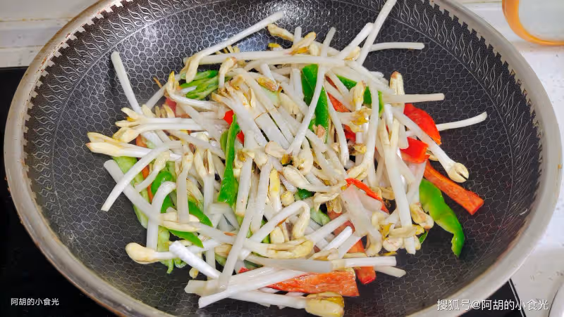 香椿韭菜靠邊站!穀雨後這菜使勁吃,配牛肉一炒,吃出大營養,一道神級下飯菜