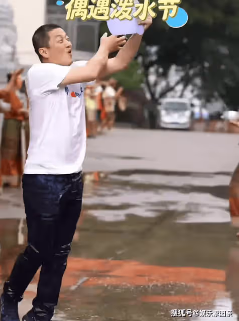 李亞鵬在雲南潑水節玩嗨了，街頭奔跑形象全無，52歲就開始禿頂