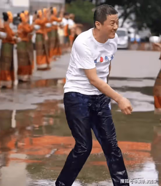 李亞鵬在雲南潑水節玩嗨了，街頭奔跑形象全無，52歲就開始禿頂