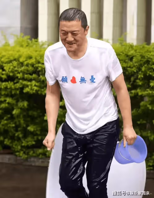 李亞鵬在雲南潑水節玩嗨了，街頭奔跑形象全無，52歲就開始禿頂