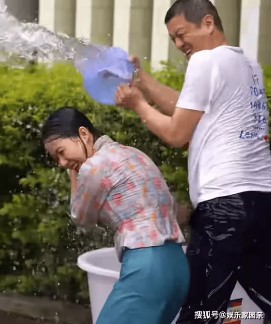 李亞鵬在雲南潑水節玩嗨了，街頭奔跑形象全無，52歲就開始禿頂