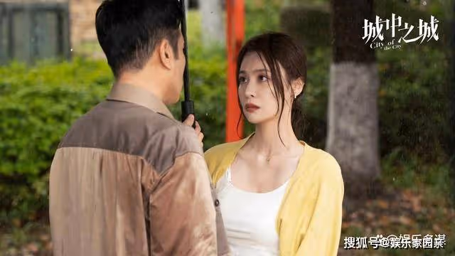 《城中之城》小吳總鈔能力拿下田曉慧,陶無忌出租房撞破苟且之事,場面混亂