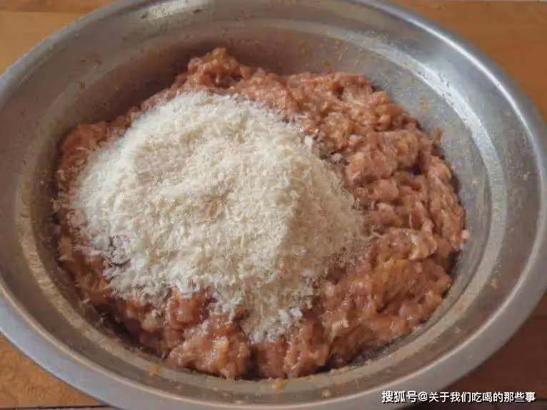 炸肉丸子,記住別放麵粉,廚師長教你正確做法,焦香酥脆不回軟