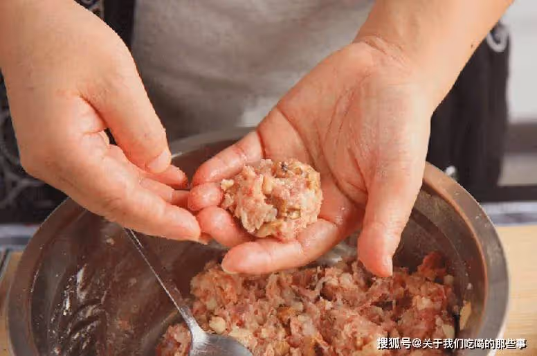 炸肉丸子,記住別放麵粉,廚師長教你正確做法,焦香酥脆不回軟