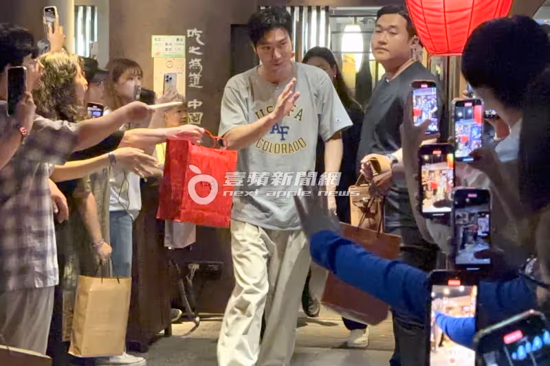 狗仔直擊｜Super Junior慶功宴！始源、希澈都來了　百粉包圍桃園鼎王