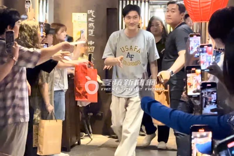 狗仔直擊｜Super Junior慶功宴！始源、希澈都來了　百粉包圍桃園鼎王