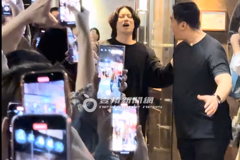 狗仔直擊｜Super Junior慶功宴！始源、希澈都來了　百粉包圍桃園鼎王