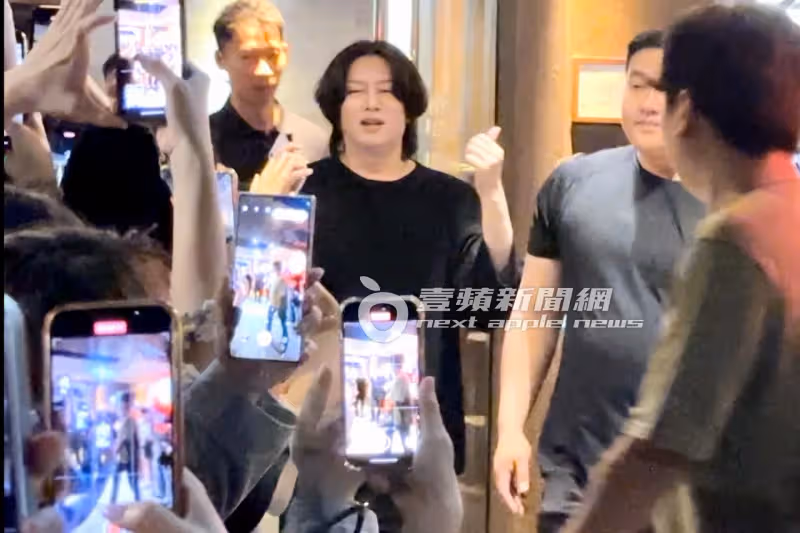 狗仔直擊｜Super Junior慶功宴！始源、希澈都來了　百粉包圍桃園鼎王