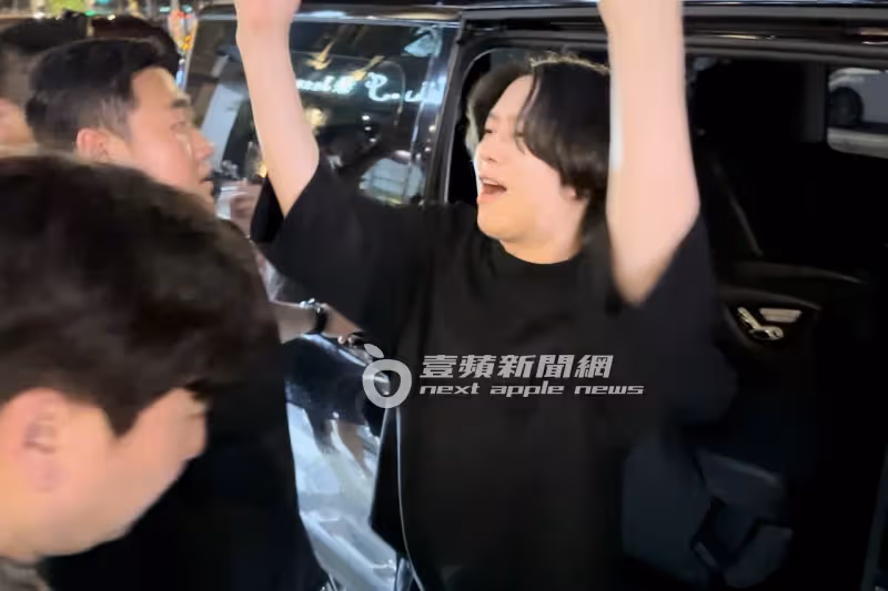 狗仔直擊｜Super Junior慶功宴！始源、希澈都來了　百粉包圍桃園鼎王