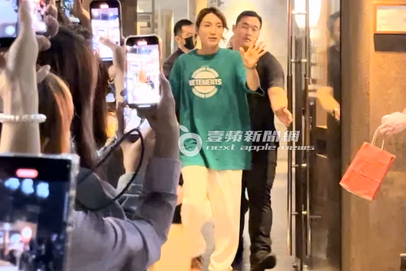 狗仔直擊｜Super Junior慶功宴！始源、希澈都來了　百粉包圍桃園鼎王
