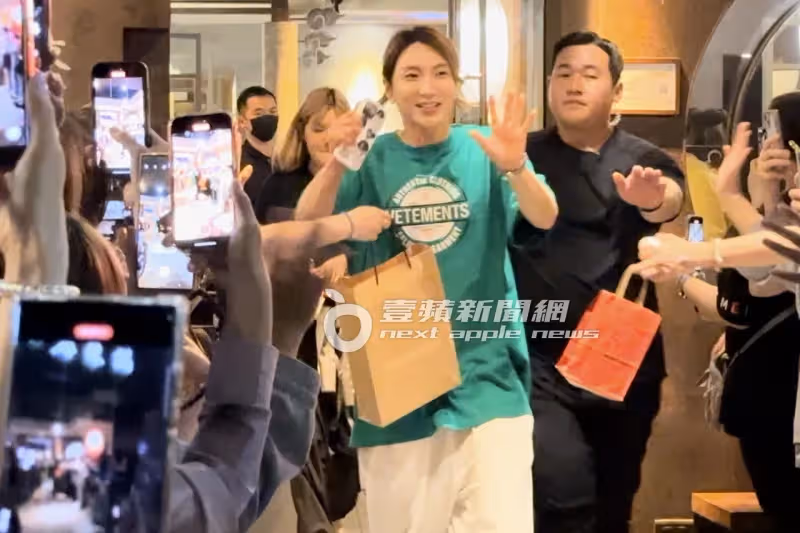 狗仔直擊｜Super Junior慶功宴！始源、希澈都來了　百粉包圍桃園鼎王
