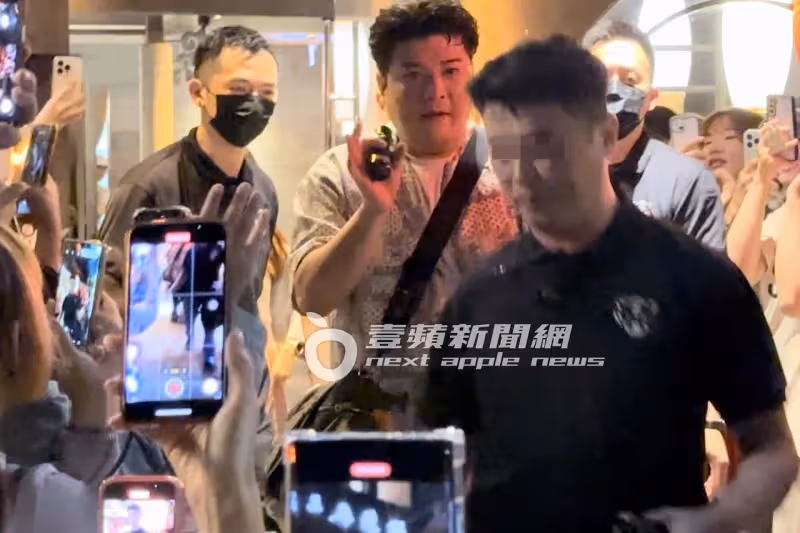 狗仔直擊｜Super Junior慶功宴！始源、希澈都來了　百粉包圍桃園鼎王