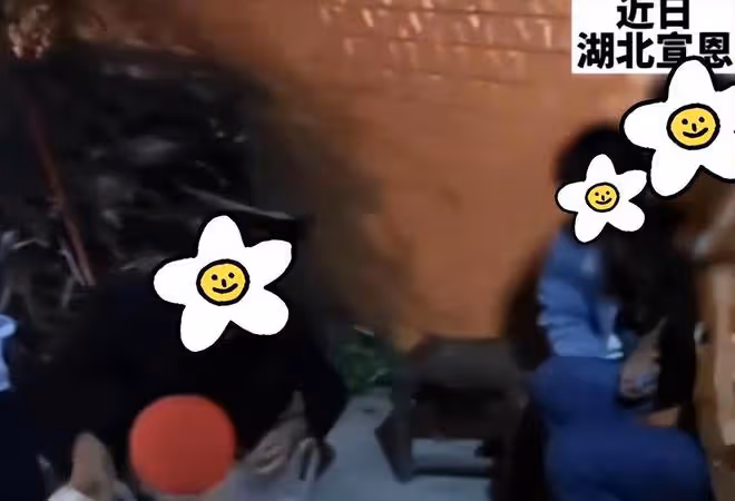 精神障礙女子徒步七小時來見女兒,用僅有的零錢給女兒買禮物