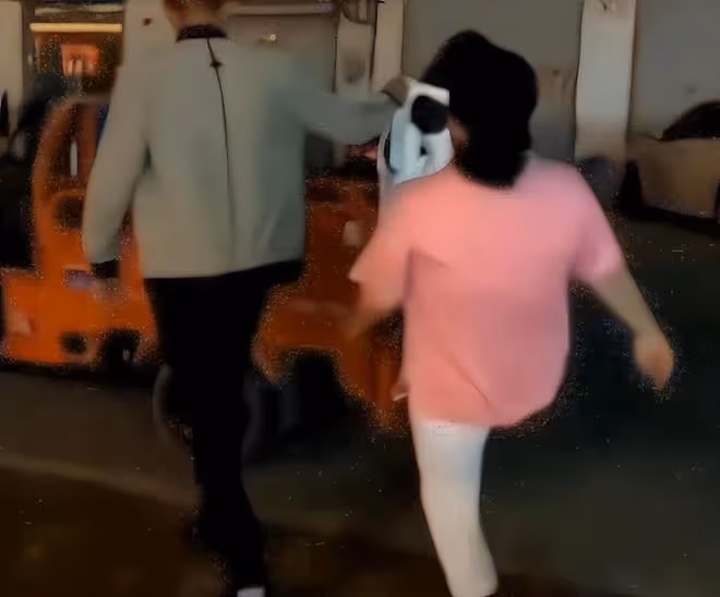 女子和朋友在外喝酒到深夜,父母找到後連拉帶踹,扔三輪車上拉走
