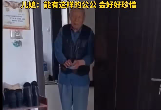 八旬公公補貼兒子生活,退休金存摺交給兒媳,網友:你好意思接