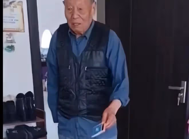 八旬公公補貼兒子生活,退休金存摺交給兒媳,網友:你好意思接