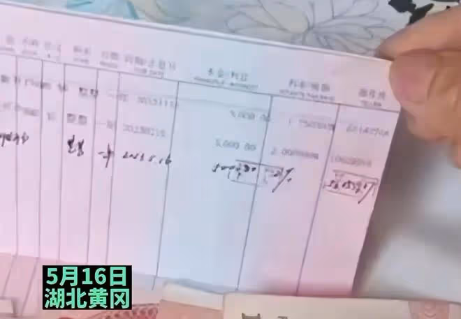 八旬公公補貼兒子生活,退休金存摺交給兒媳,網友:你好意思接