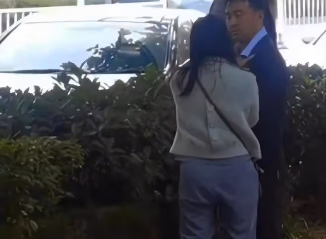 妻子在街頭拉著丈夫大聲責罵,丈夫忍無可忍,脫掉衣服打赤膊走了