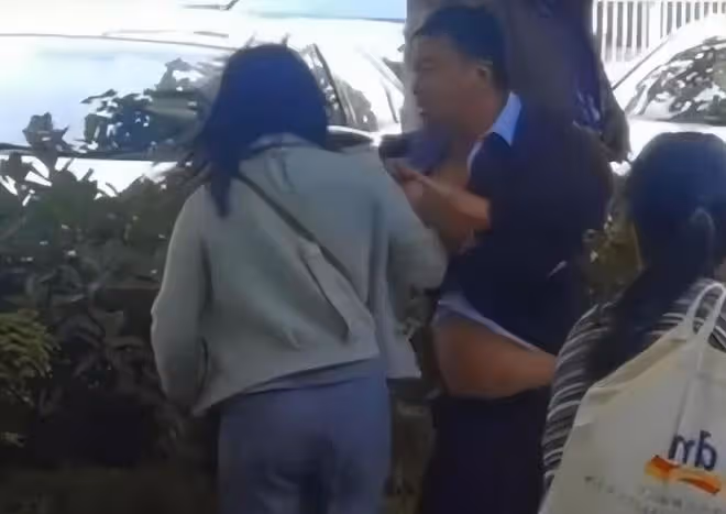 妻子在街頭拉著丈夫大聲責罵,丈夫忍無可忍,脫掉衣服打赤膊走了