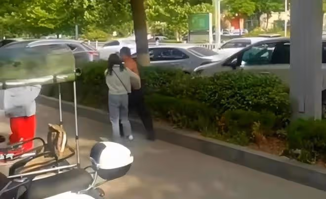 妻子在街頭拉著丈夫大聲責罵,丈夫忍無可忍,脫掉衣服打赤膊走了