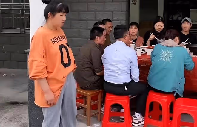 女子和丈夫鬧矛盾,娘家人浩浩蕩蕩來助威,丈夫一頓飯把形勢扭轉