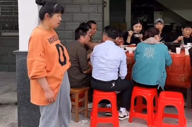女子和丈夫鬧矛盾,娘家人浩浩蕩蕩來助威,丈夫一頓飯把形勢扭轉