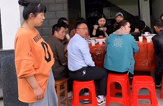 女子和丈夫鬧矛盾,娘家人浩浩蕩蕩來助威,丈夫一頓飯把形勢扭轉