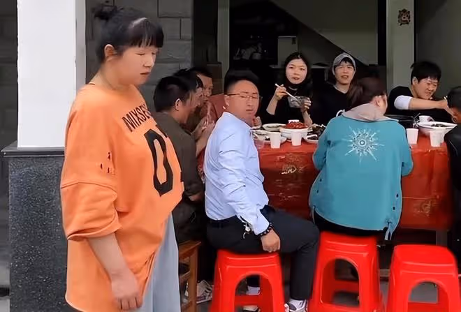 女子和丈夫鬧矛盾,娘家人浩浩蕩蕩來助威,丈夫一頓飯把形勢扭轉