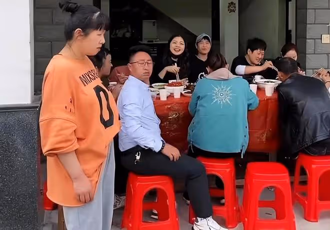 女子和丈夫鬧矛盾,娘家人浩浩蕩蕩來助威,丈夫一頓飯把形勢扭轉