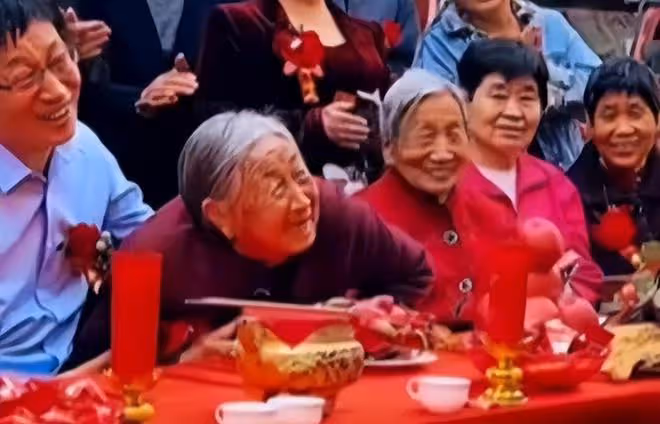 新人在婚禮上接吻,奶奶饒有興致地仔細觀摩,網友:這是盼重孫