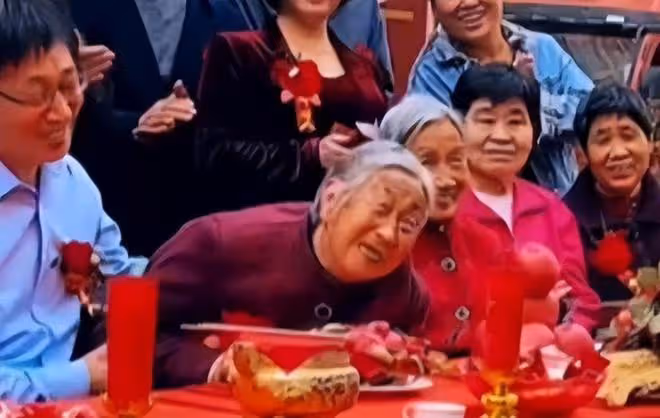 新人在婚禮上接吻,奶奶饒有興致地仔細觀摩,網友:這是盼重孫