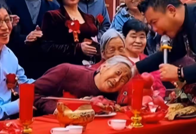 新人在婚禮上接吻,奶奶饒有興致地仔細觀摩,網友:這是盼重孫