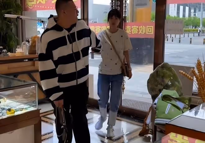 男子送奢侈品把女友追到手,談戀愛一段時間,逼著女友把禮物變賣