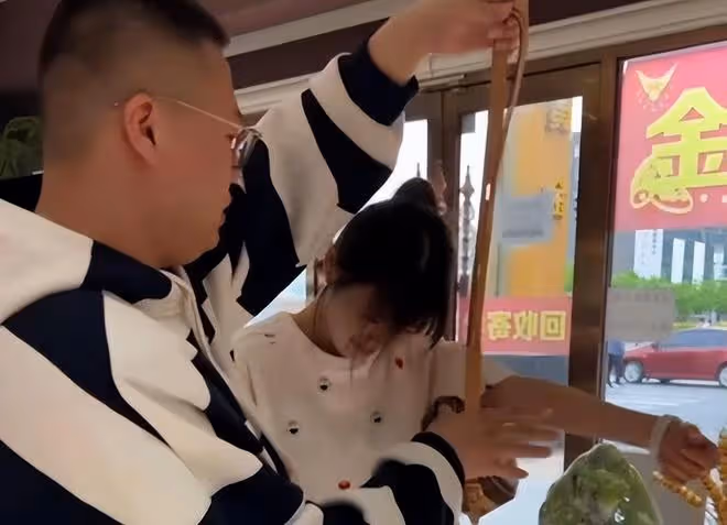 男子送奢侈品把女友追到手,談戀愛一段時間,逼著女友把禮物變賣