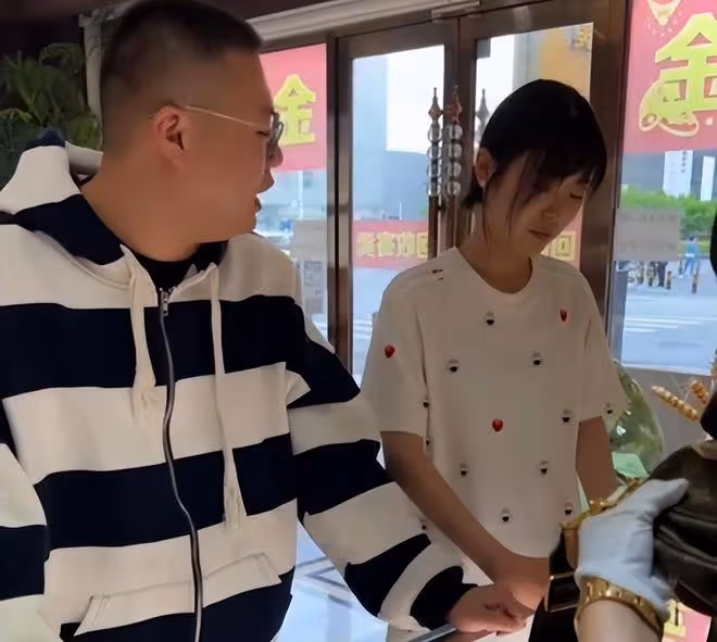 男子送奢侈品把女友追到手,談戀愛一段時間,逼著女友把禮物變賣
