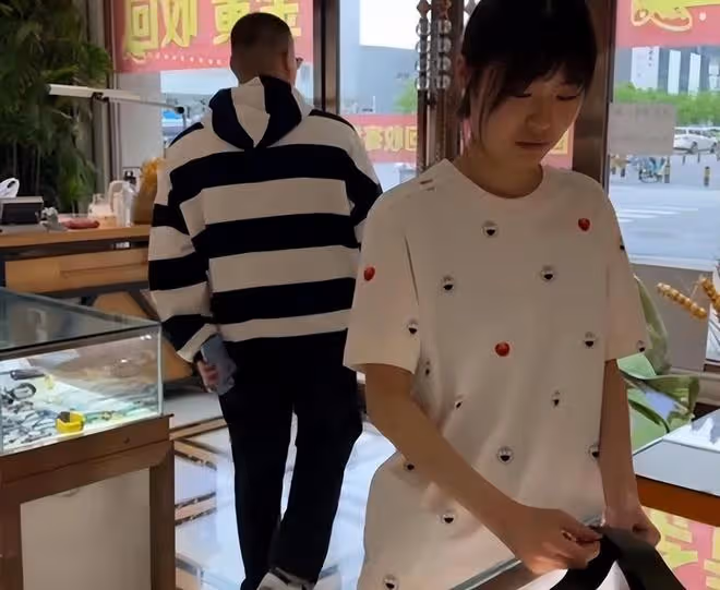 男子送奢侈品把女友追到手,談戀愛一段時間,逼著女友把禮物變賣