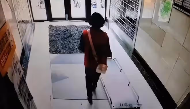 大媽趁周圍沒人,順走殯儀館的擔架,網友:無知者無畏