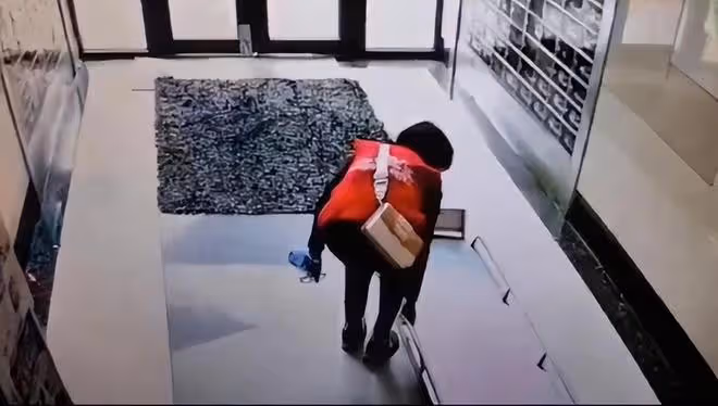 大媽趁周圍沒人,順走殯儀館的擔架,網友:無知者無畏
