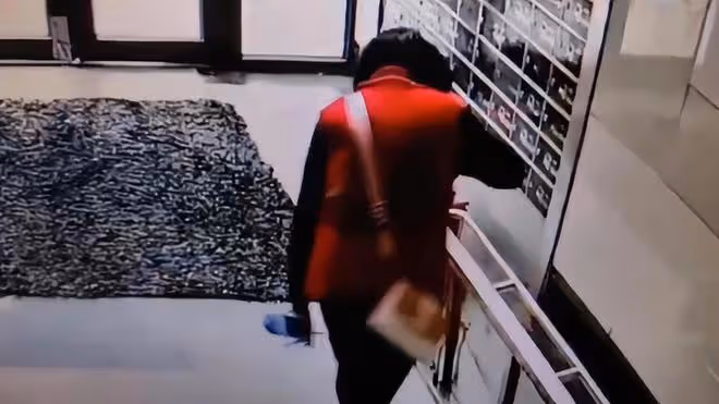 大媽趁周圍沒人,順走殯儀館的擔架,網友:無知者無畏