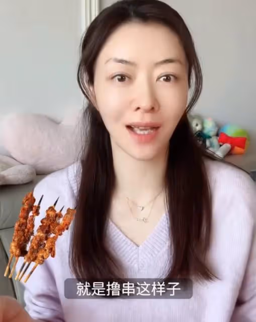 熊黛林全家吃燒烤,6歲大女兒跳舞可愛,小姑娘越來越像媽媽