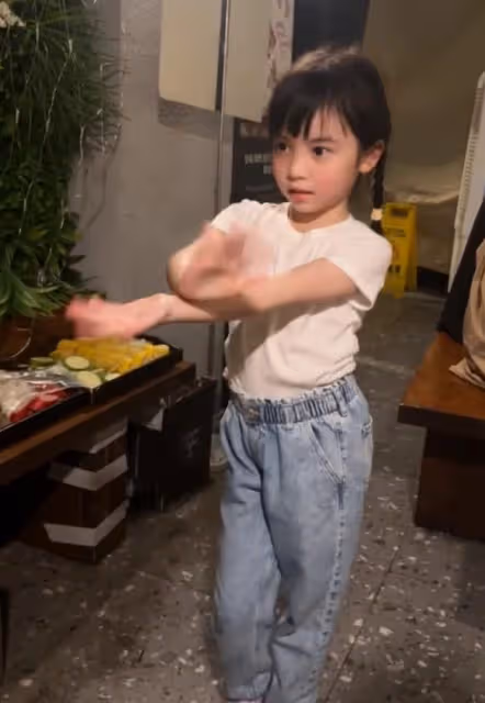 熊黛林全家吃燒烤,6歲大女兒跳舞可愛,小姑娘越來越像媽媽