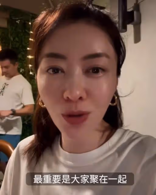 熊黛林全家吃燒烤,6歲大女兒跳舞可愛,小姑娘越來越像媽媽