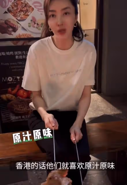 熊黛林全家吃燒烤,6歲大女兒跳舞可愛,小姑娘越來越像媽媽